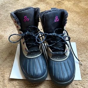 Women’s Nike ACG Lunastorm Hiking/Snowboots size 9 women’s